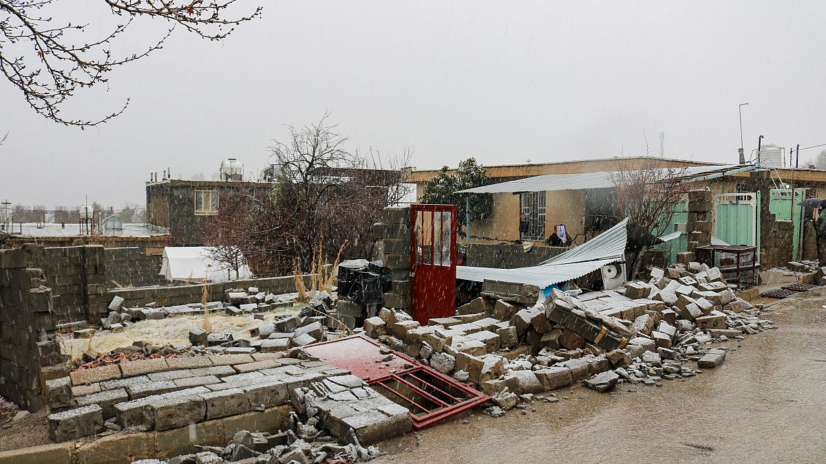 انهيار بعض المنازل جراء الزلزال الذي ضرب جنوب غرب إيران