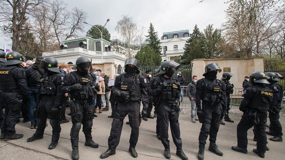 Rusya'nın Prag Büyükelçiliği önünde güvenlik önlemleri