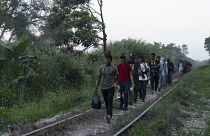Migrantes caminan por las vías del tren en Palenque, estado de Chiapas, México, el miércoles 10 de febrero de 2021
