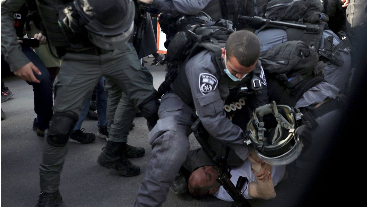 جرح أربعة فلسطينيين في اشتباكات مع الشرطة الإسرائيلية في القدس الشرقية