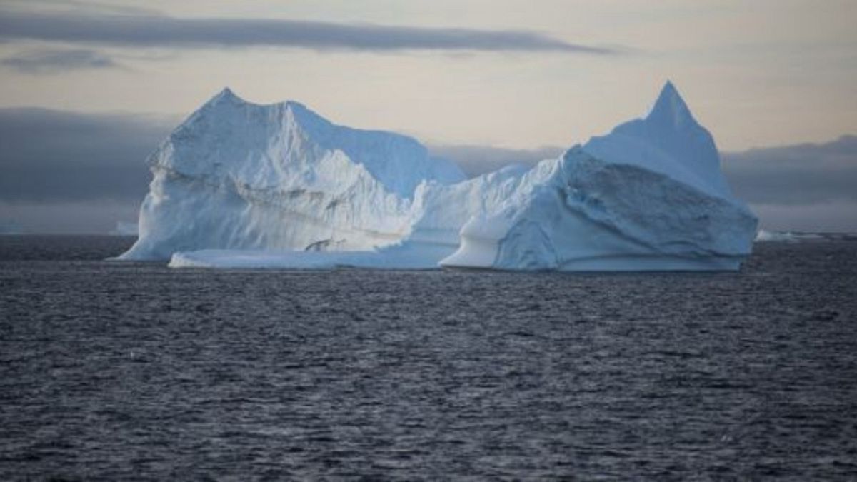 Antarktika'da kopmuş buzul parçalarından biri