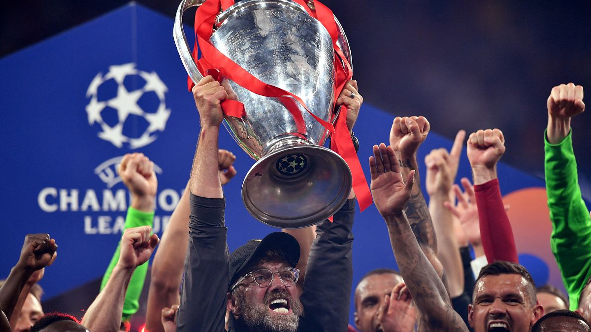 الألماني يورجن كلوب مدرب ليفربول يرفع الكأس بعد فوزه في نهائي دوري أبطال أوروبا أمام توتنهام هوتسبير على ملعب واندا ميتروبوليتانو في مدريد.