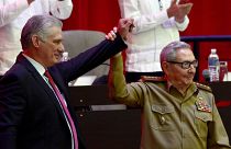 Raul Castro, à droite, soulève la main du président cubain Miguel Diaz-Canel, élu premier secrétaire du parti communiste cubain, le 19 avril 2021, La Havane