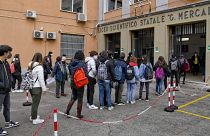 Diákok várakoznak egy nápolyi középiskola előtt 2021.04.19-én