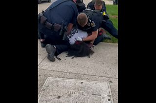  ویدئو؛ مامور پلیس در کنتاکی آمریکا با مشت به سر یک معترض سیاه‌پوست می‌کوبد