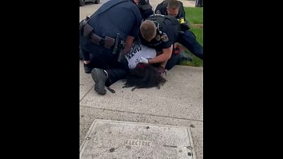  ویدئو؛ مامور پلیس در کنتاکی آمریکا با مشت به سر یک معترض سیاه‌پوست می‌کوبد