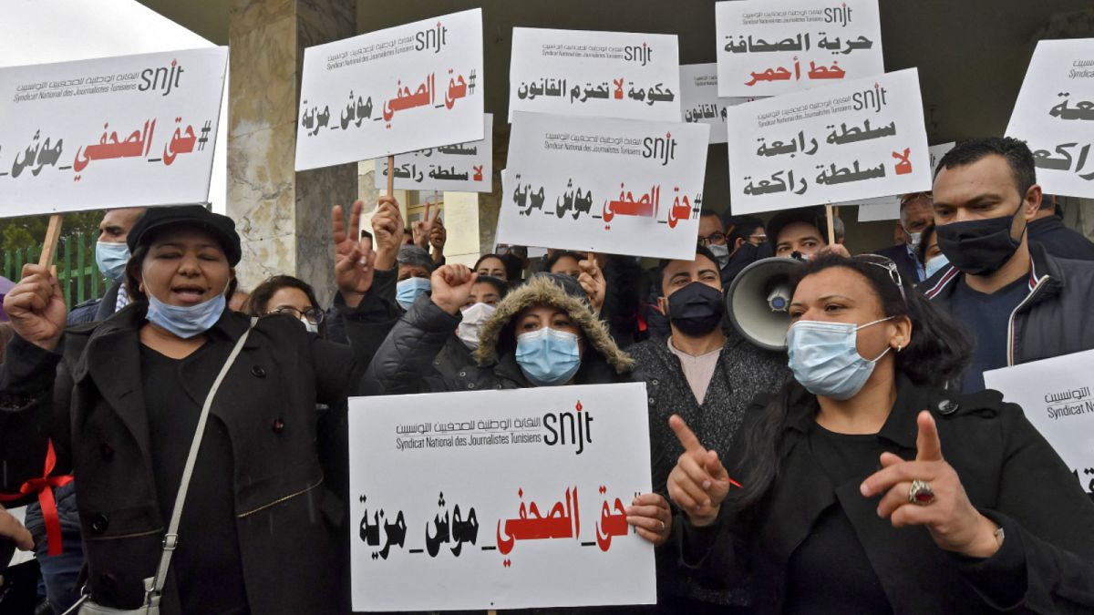 صحافيون تونسيون أثناء تظاهرهم اعتراضاَ على تعيين بن يونس