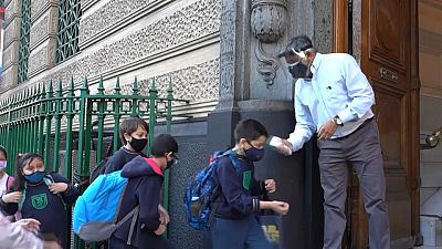 Niños argentinos a la entrada de un colegio de Buenos Aires