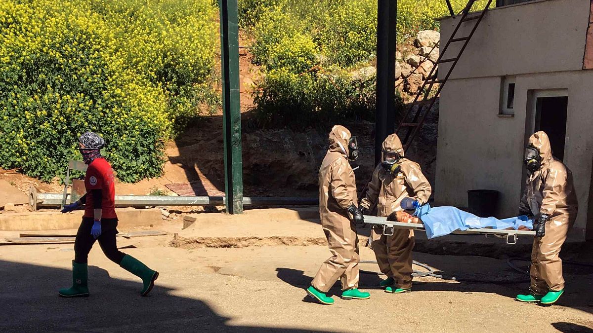 يحمل خبراء أتراك ضحية هجوم مزعوم بالأسلحة الكيماوية في مدينة إدلب السورية، في مستشفى محلي في الريحانية، هاتاي، تركيا، 4 أبريل/ نيسان 2017