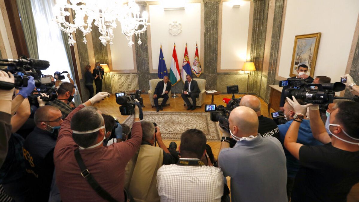 Orbán Viktor magyar kormányfő és Alekszandar Vucsics szerb elnök újságírók gyűrűjében