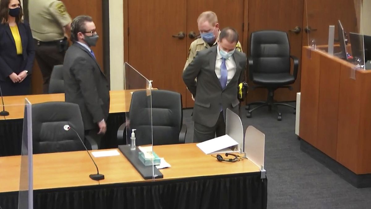 Derek Chauvin sale esposado de la sala del juicio