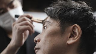 تهافت غير طبيعي عل مستحضرات التجميل الرجالية في اليابان.. والسبب الاجتماعات عن بعد 