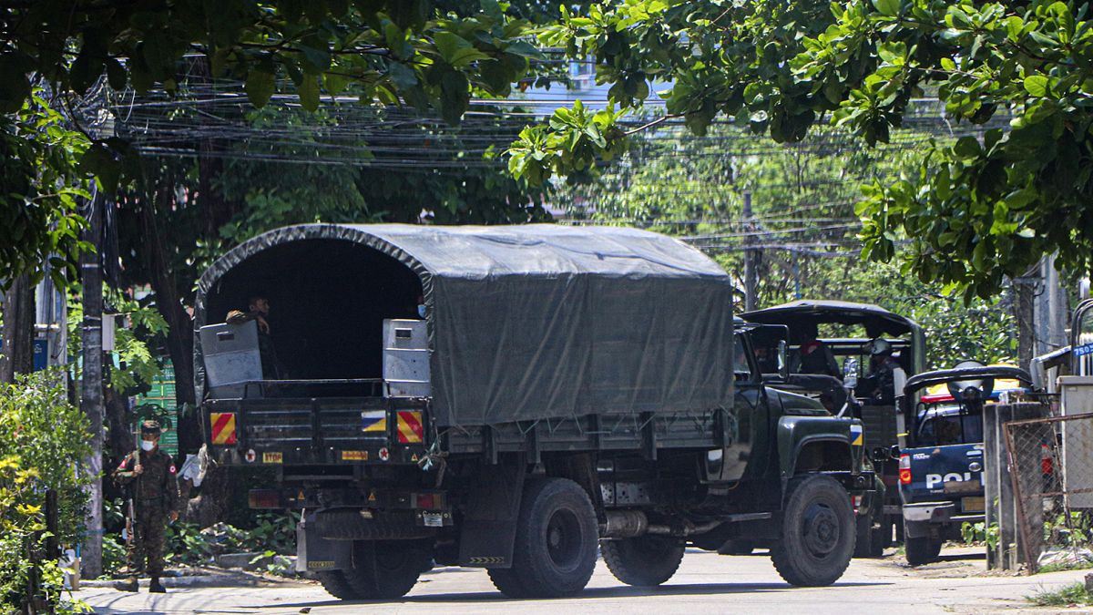 Myanmar'ın Yangon kentinde darbe karşıtı sivil göstericilere müdahaleye hazırlanan güvenlik güçleri, araçlarla bu noktaya sevk edildi 