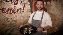 Şef Delgado, geleneksel 'Siyah Mürekkepli Paella'sı ile İspanyol mutfağını keşfettiriyor