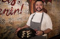 Şef Delgado, geleneksel 'Siyah Mürekkepli Paella'sı ile İspanyol mutfağını keşfettiriyor
