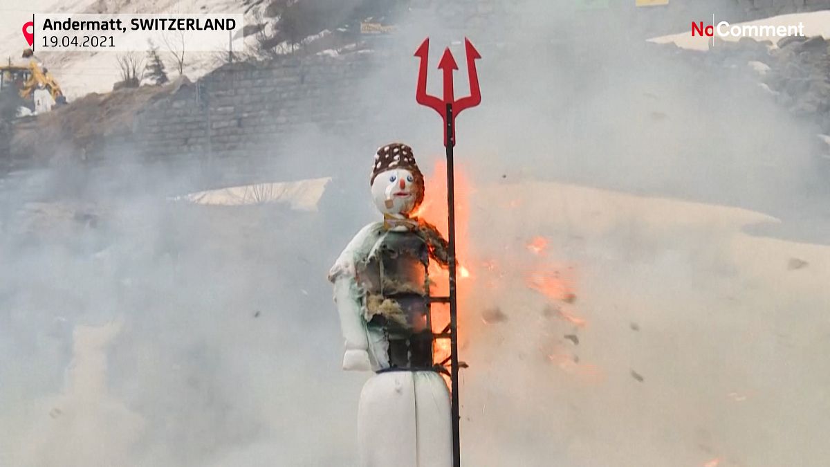 ویدئو؛ مراسم آتش زدن «مرد زمستانی» در قلب کوه‌های سوئیس