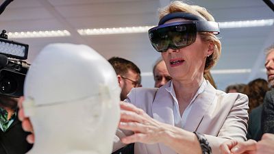 رئيسة المفوضية الأوروبية أورسولا فون دير لايين تجرب خوذة الواقع المعزز في معرض للتقنيات في بروكسل