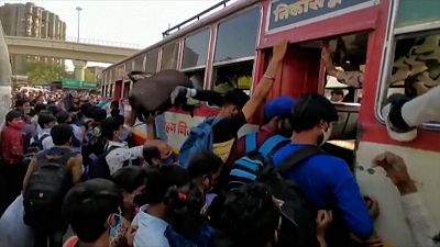 قرنطینه در دهلی نو؛ کارگران به  پایانه‌های اتوبوس هجوم بردند