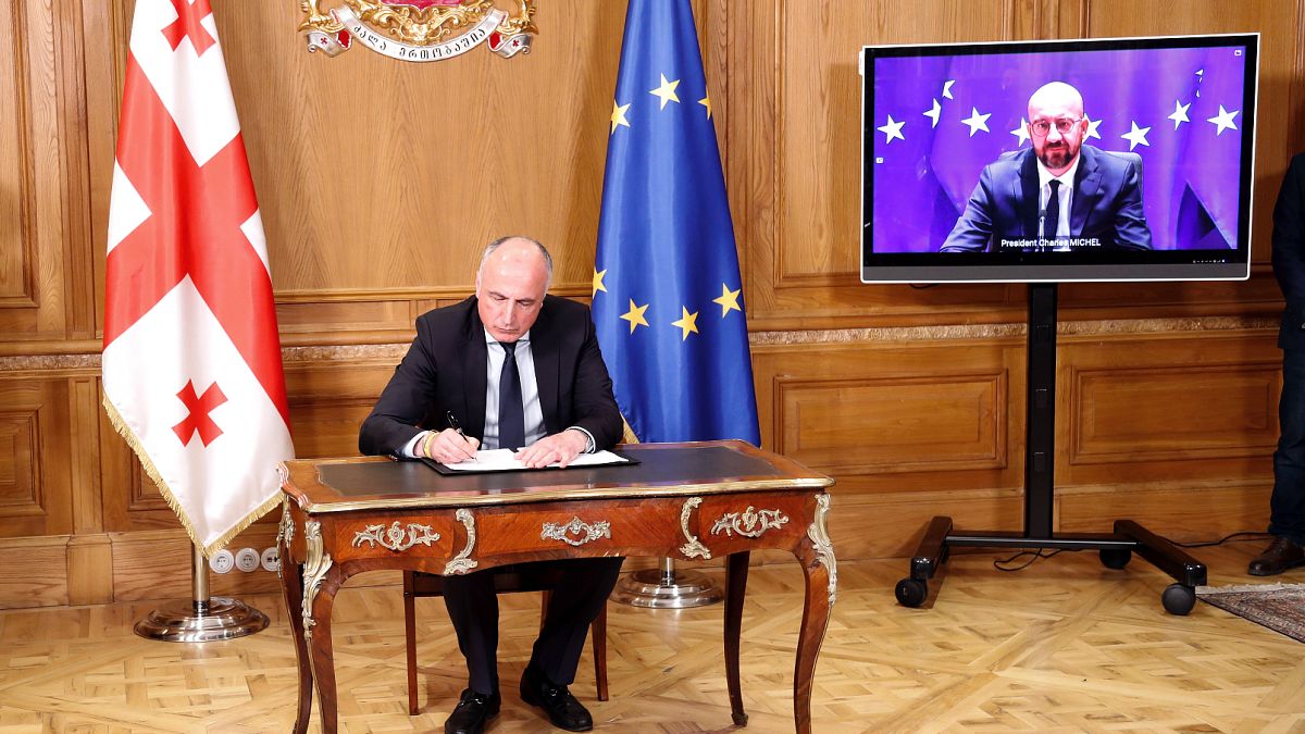 Gürcistan'da siyasi krizi sonlandıran anlaşma imzalandı