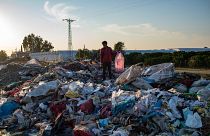 رجل يجمع أغراضا من مكب نفايات غير قانوني ، 29 نوفمبر ، 2020 في أضنة ، جنوب تركيا