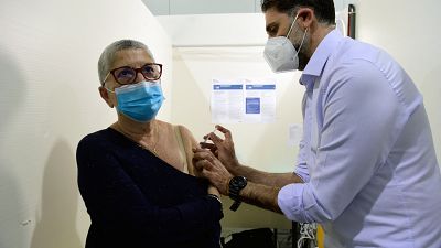 Ein Pfleger verabreicht den Pfizer/BioNTech-Impfstoff an eine Frau in einem Impfzentrum in Marseille.