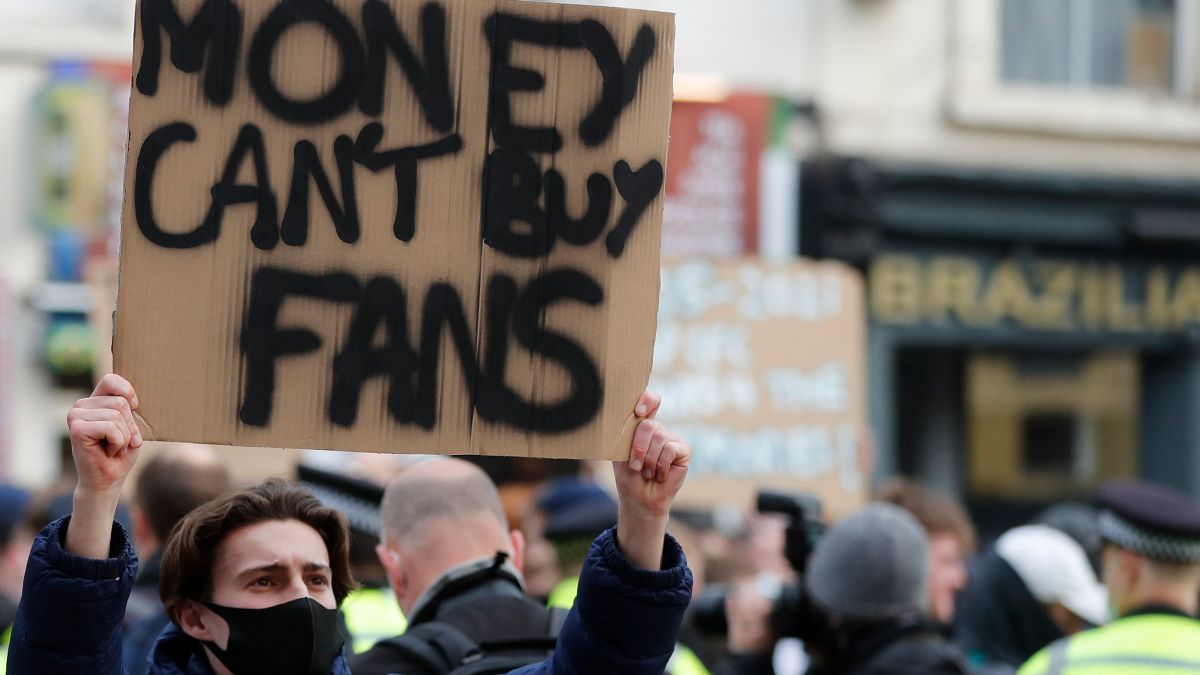 Revolta dos adeptos leva clubes ingleses a abandonar projeto elitista