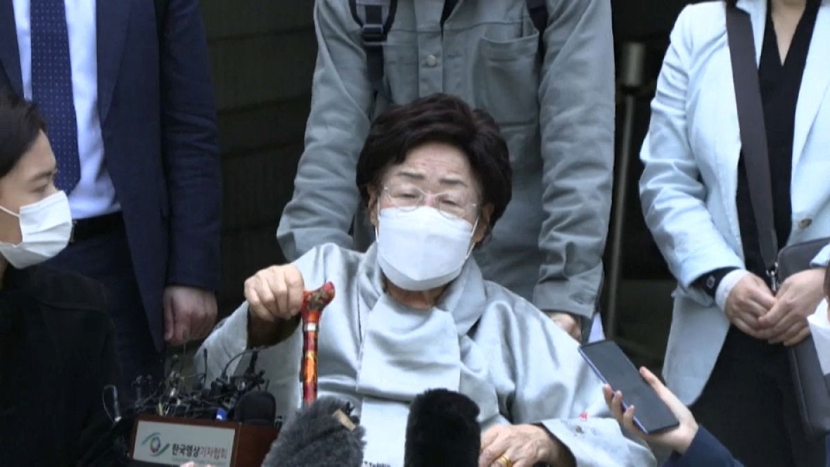La plaignante Lee Yong-soo devant le tribunal de Séoul