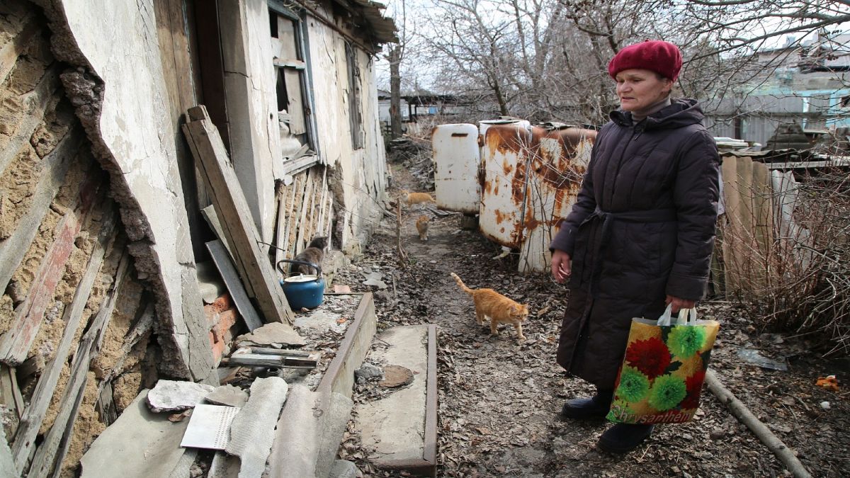 امرأة تزور منزلها في المنطقة التي يسيطر عليها الانفصاليون لجمع متعلقاتها بعد قصف أخير بالقرب من خط المواجهة خارج دونيتسك ، شرق أوكرانيا/ 9 أبريل 2021