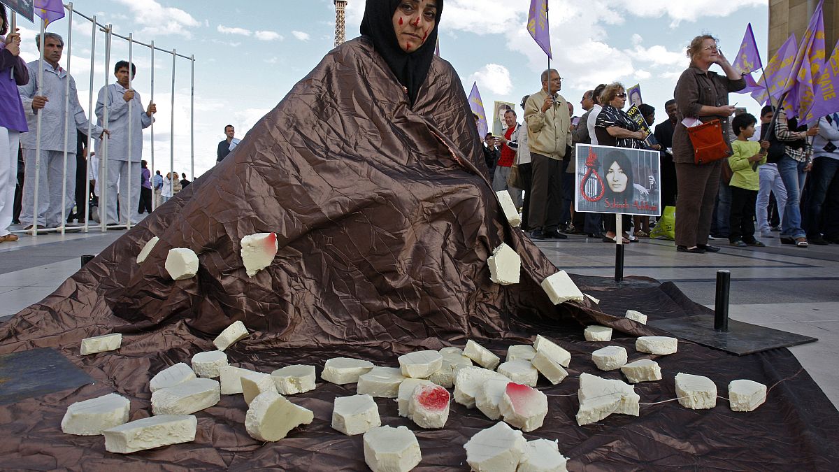 Una donna manifesta a Parigi il 28 agosto 2010 contro la condanna a morte di Sakineh Mohammadi Ashtiani