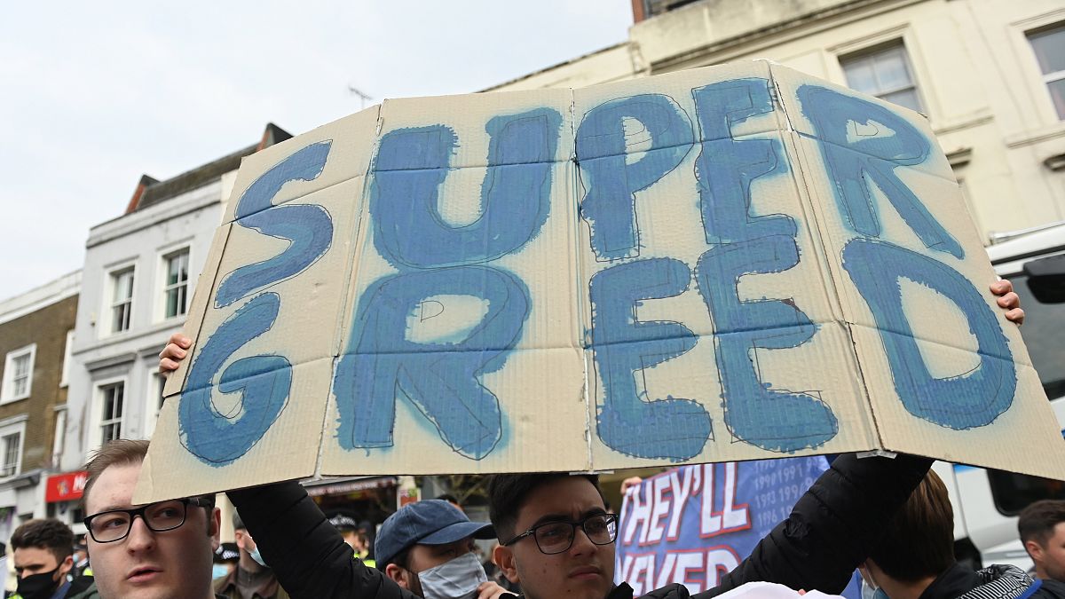Szuper mohóság felirattal tüntetnek a szurkolók a Chelsea Szuperligához csatlakozása ellen  
