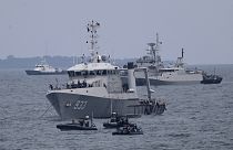 Endonezya Donanmasına ait gemiler, daha önceki bir uçak kazasının ardından arama faaliyetleri yürütürken