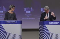 Die EU-Kommissare Margarethe Vestager und Thierry Breton während einer Pressekonferenz.