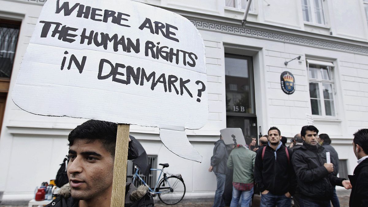 settembre 2012: richiedenti asilo siriani protestano in Danimarca, che all'epoca riteneva che il conflitto non riguardasse l'intera Siria, respingendo così molte richieste