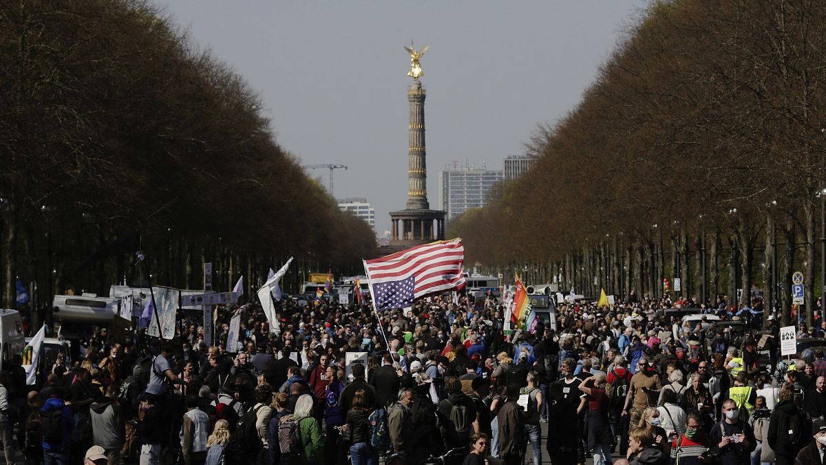 مسيرة احتجاجية ضد سياسة الحكومة الألمانية لمكافحة جائحة فيروس كورونا في برلين ، ألمانيا ، الأربعاء 21 أبريل 2021.