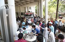 Hindistan'ın Maharaştra eyaletinde 22 koronavirüs hastası oksijen tankında sızıntı meydana gelmesi nedeniyle oksijensiz kalarak hayatını kaybetti