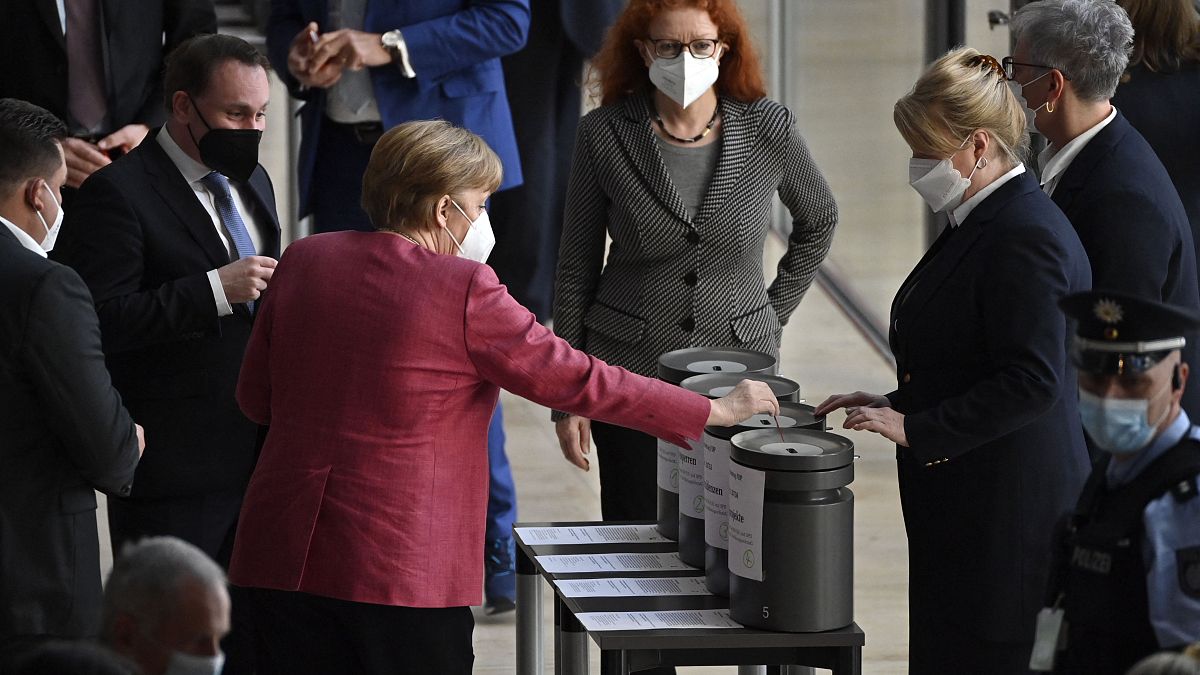 Bundeskanzlerin Angela Merkel stimmt im Bundestag ab