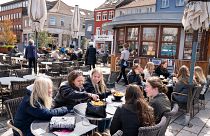 شاهد: مطاعم ومتاحف الدنمارك تفتتح لفئة معينة من الناس.. تعرف عليها