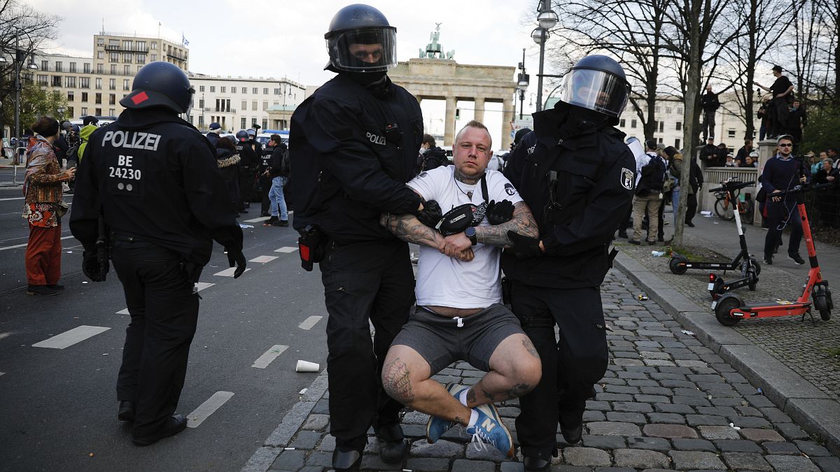 تصویب محدودیت‌های جدید در آلمان همزمان با تظاهرات معترضان