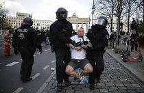 تصویب محدودیت‌های جدید در آلمان همزمان با تظاهرات معترضان