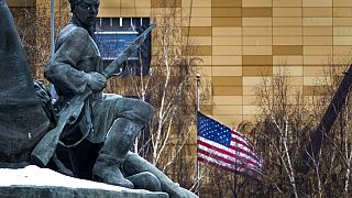 السفارة الأمريكية بعلمها الوطني خلف نصب تذكاري لعمال ثورة 1905 في موسكو