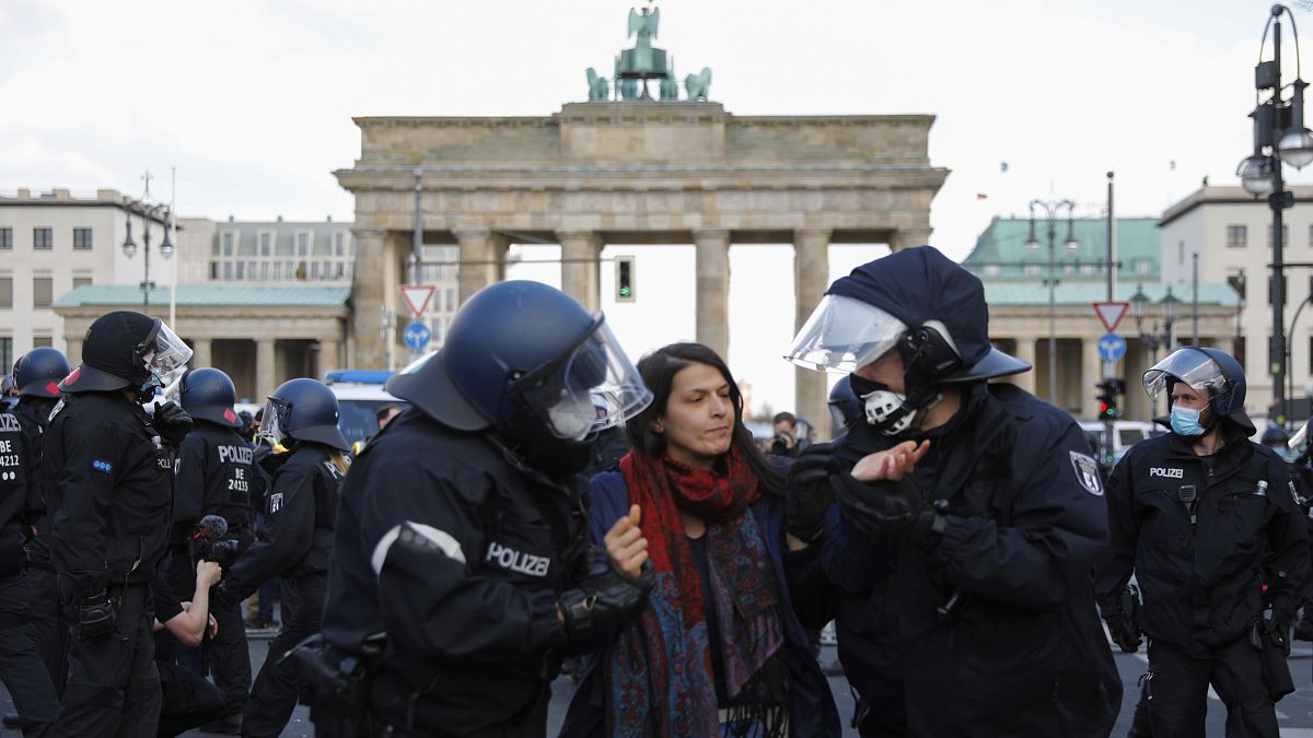 شاهد: اشتباكات بين الشرطة ومتظاهرين ضد إغلاقات كورونا في ألمانيا 