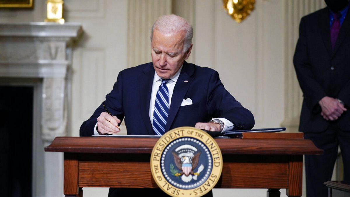 Foto de archivo del 27 de enero de 2021, el presidente Joe Biden firma una orden ejecutiva sobre el cambio climático