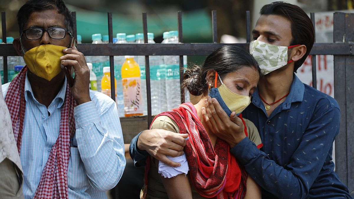 أقرباء أحد ضحايا وباء كورونا في أحد مستشفيات العاصمة الهندية نيودلهي. 21/04/2021 