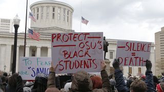 Protesta frente a la Casa del Estado de Ohio por el tiroteo policial que causó la muerte de Ma'Khia Bryant