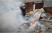 فقراء رومانيا يجدون في حرق النفايات السبيل الوحيد لنجاتهم 