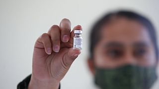 A Pfizer oltóanyagának üvegcséje egy mexikói nővér kezében (illusztráió)