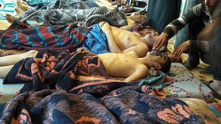 ضحايا هجوم بالأسلحة الكيماوية في خان شيخون بمحافظة إدلب شمال سوريا (4 أبريل-نيسان 2017) .