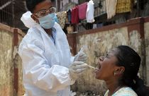 Koronavírus-vizsgálathoz vesznek mintát az indiai Mumbaiban április 16-án