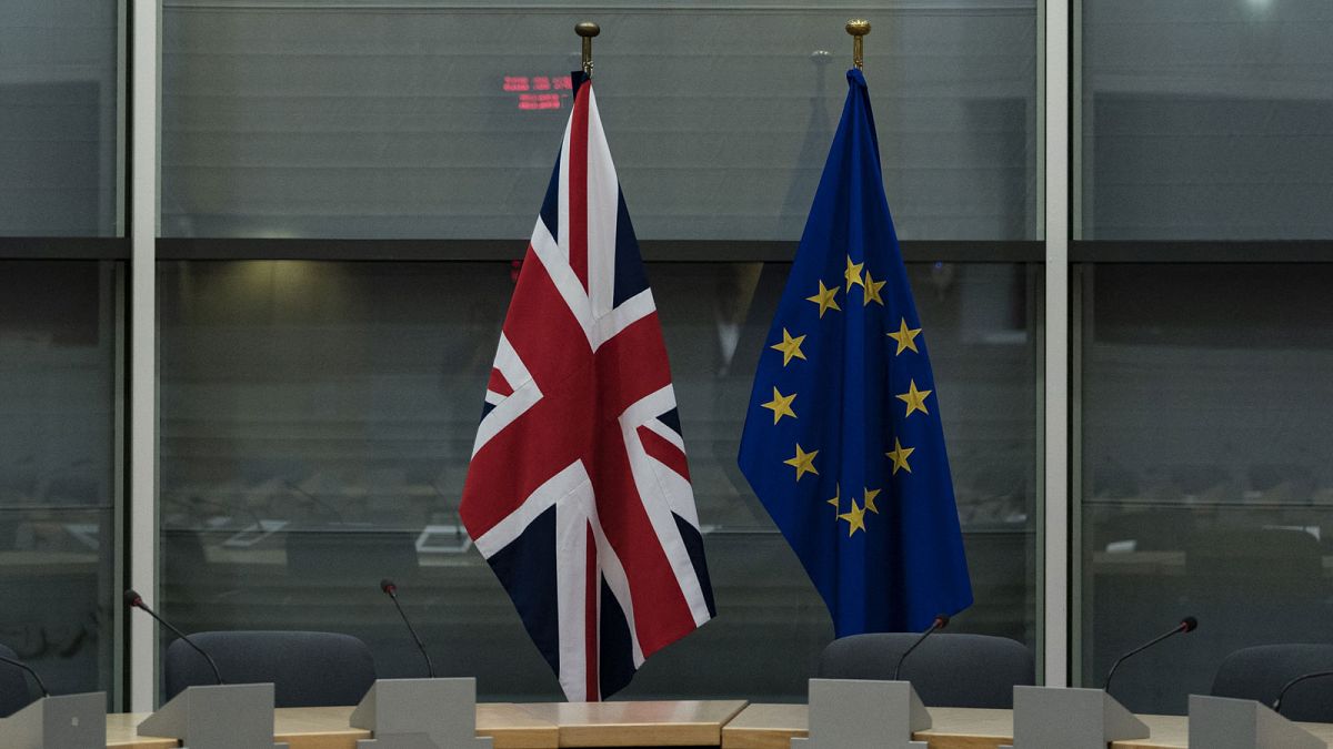 Archives : drapeaux du Royaume-Uni et de l'Union européenne, lors d'une réunion consacrée au Brexit à Bruxelles, le 20 septembre 2019
