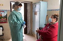 La 'guerra' contra la pandemia de COVID-19 en el este de Ucrania